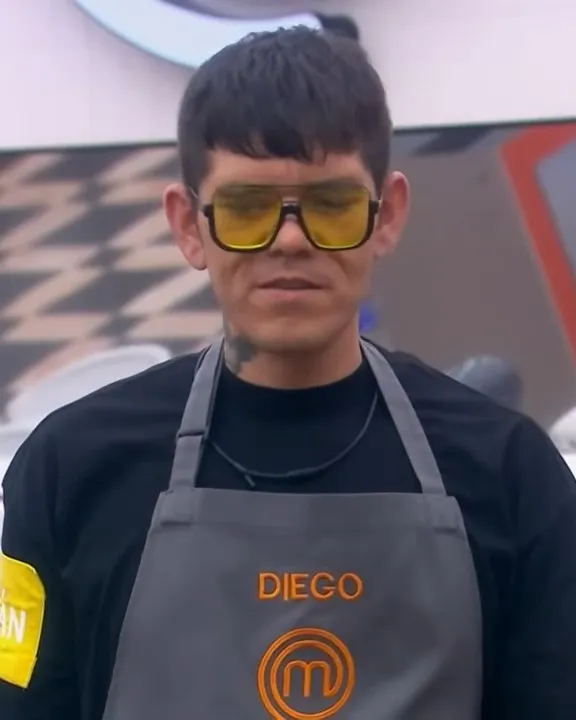 Diego en su estación, gana el Pin del Chef