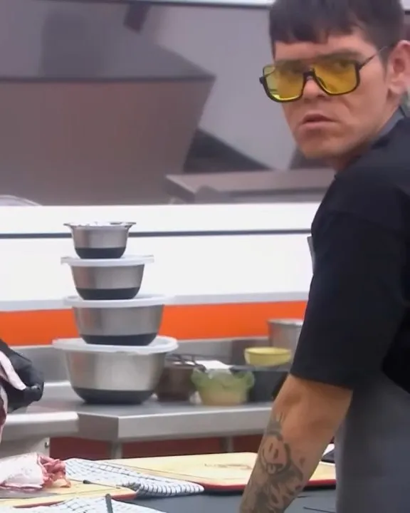 Diego emplatando en MasterChef 24/7