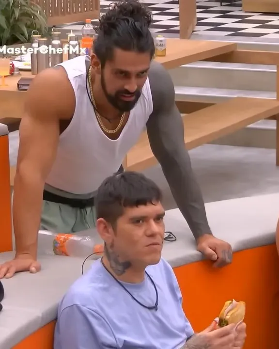 Diego conviviendo en la casa